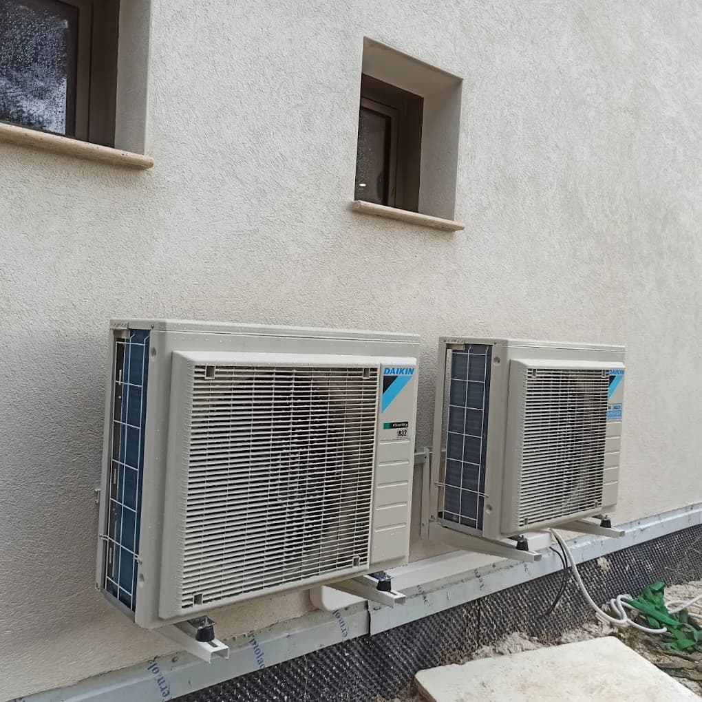 Installation de Système de Climatisation Gainable et Split à Saint-Mitre-les-Remparts : Daikin FBA 71 et Daikin Perfera